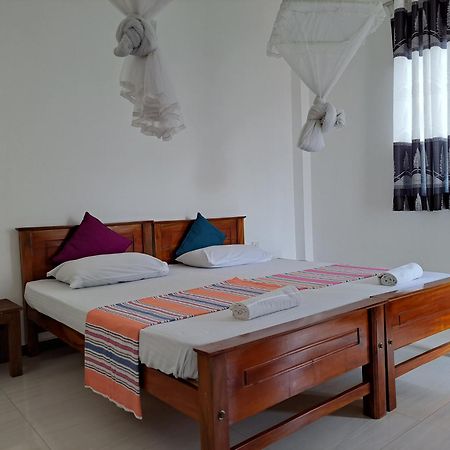 B & B Charm Dikwella Chambre photo